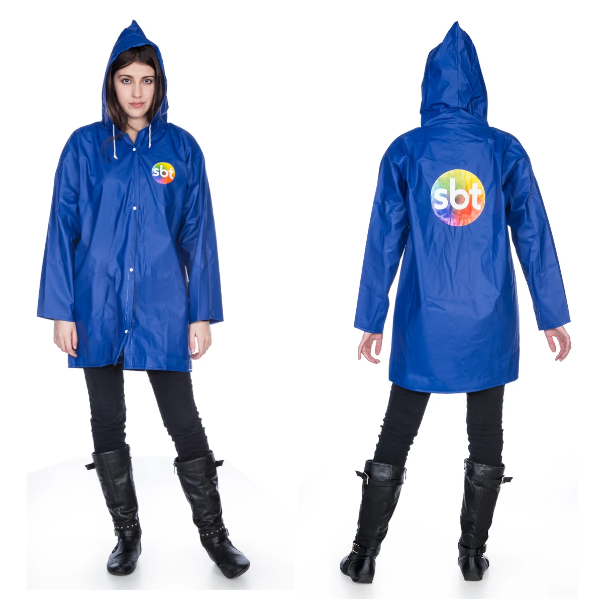 Mulher vestindo capa de chuva azul laminada de PVC personalizada com logotipo do SBT na frente e nas costas