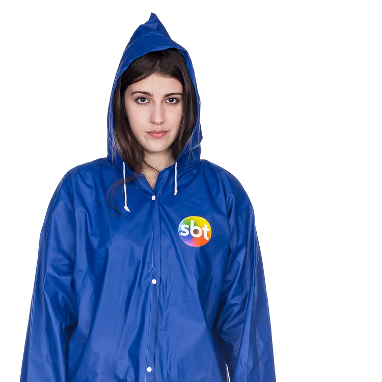 Mulher vestindo capa de chuva azul personalizada com logotipo do SBT