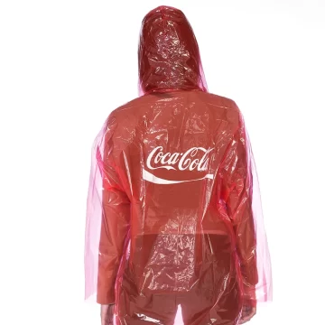 Pessoa de costas com capa de chuva vermelha descartável com logotipo da Coca-Cola