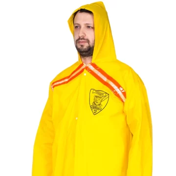 Homem usando capa de chuva amarela personalizada com logotipo da SETRANS Poá e faixas refletivas