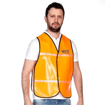 Homem usando colete refletivo laranja com logotipo da empresa Work Car