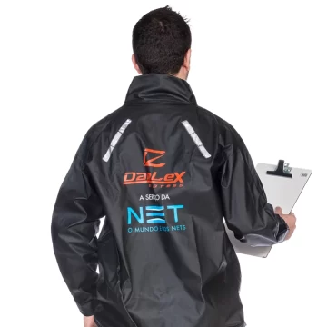 Homem de costas usando jaqueta preta personalizada com logos da Dalex e NET